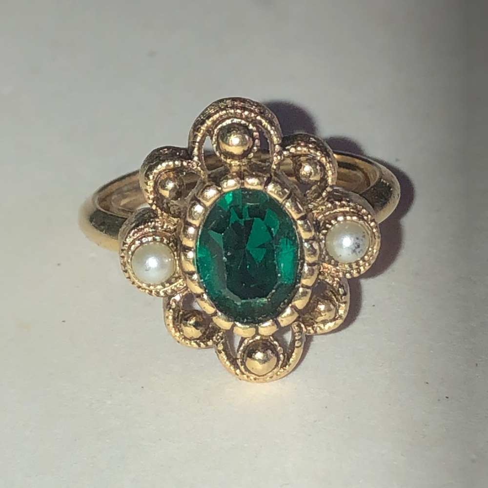 Avon Vintage Gold Tone Green Oval Gem & Faux Pearl Floral Ring